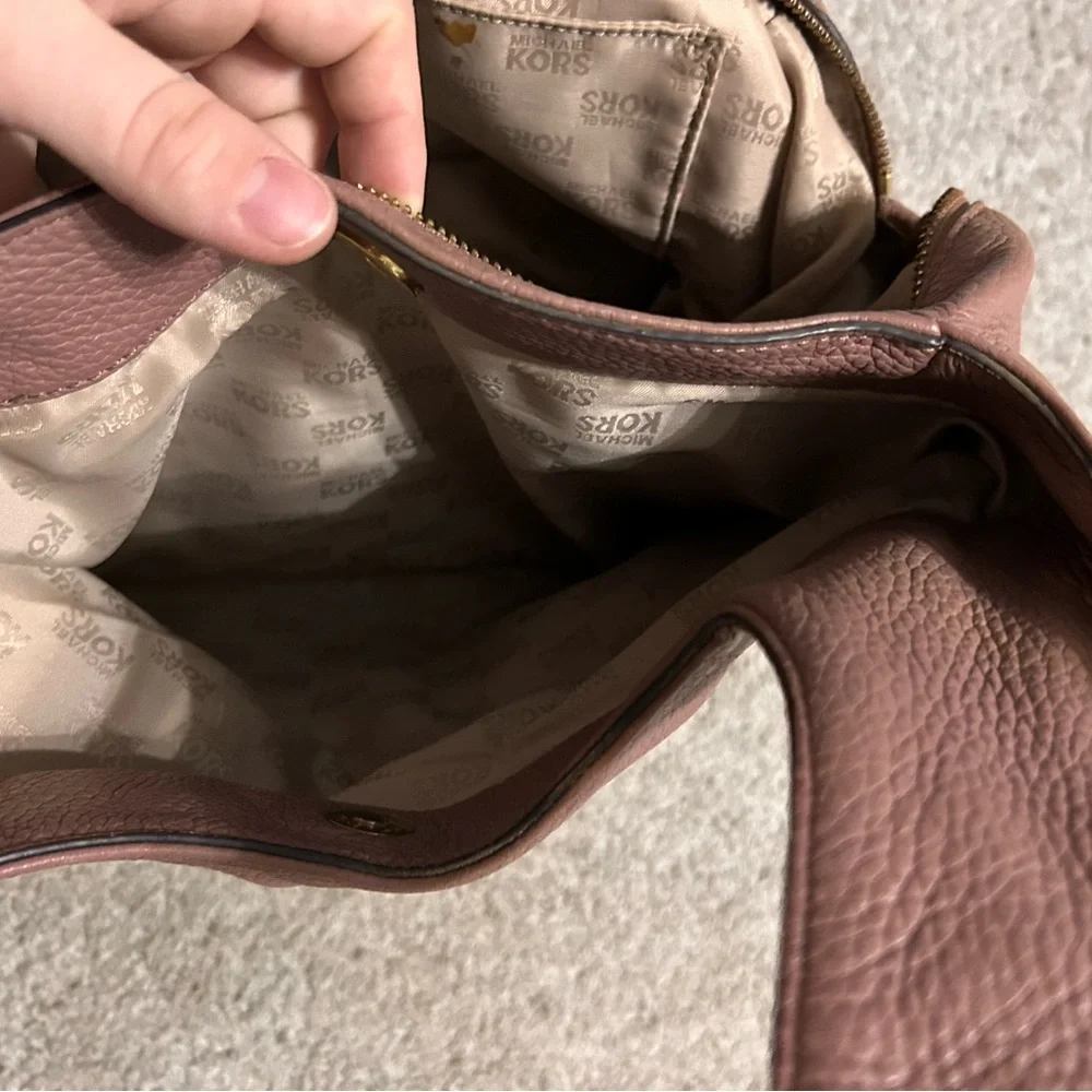 Michael Kors Brown mauve Hobo Bag with Pebbled Leather‎ and MK Charm